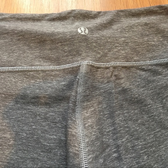 Lululemon Wunder Under (grey) size 6/regular rise - Picture 4 of 5